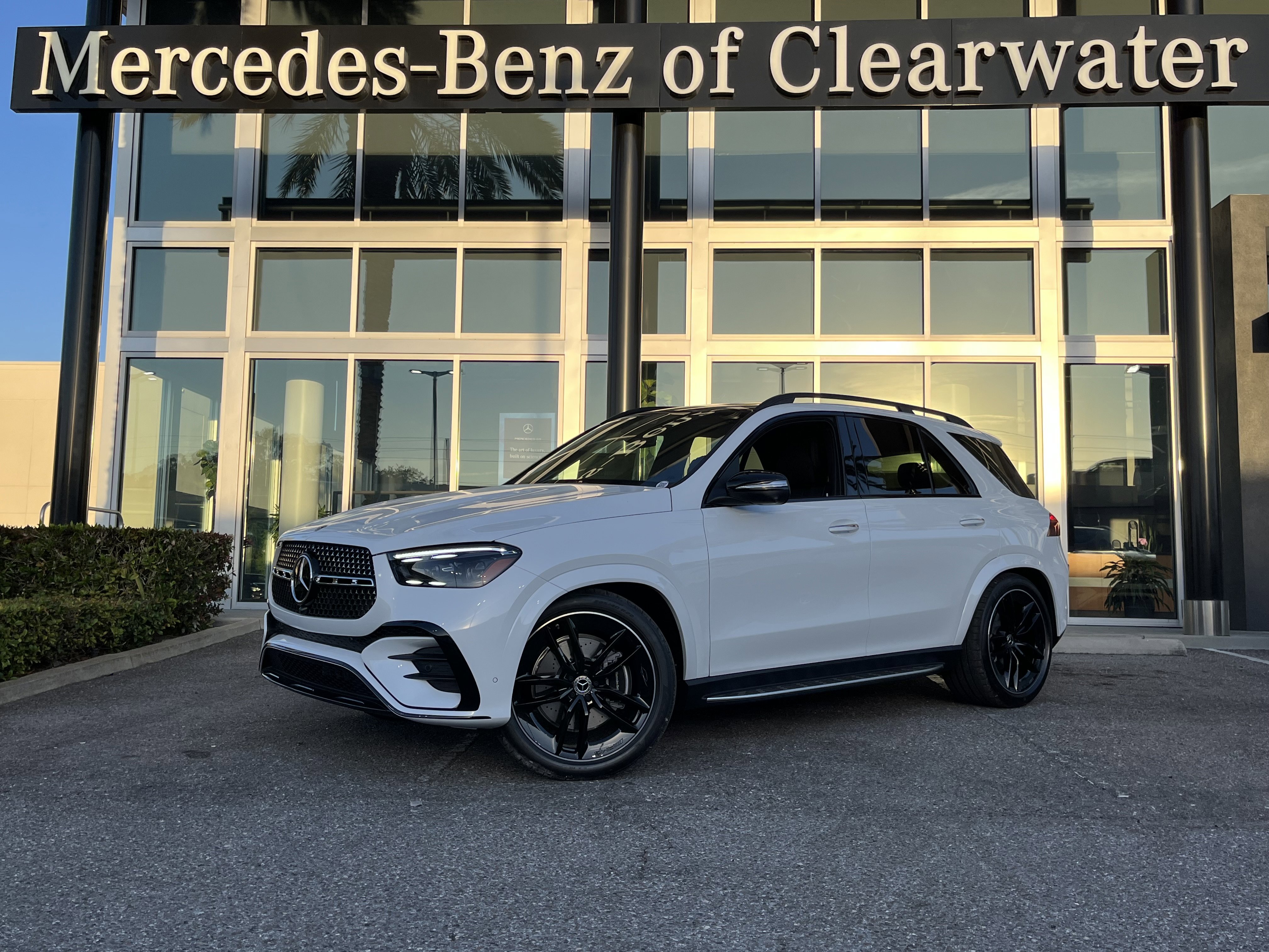 New 2026 MANUFAKTUR Moonlight White Metallic Mercedes-Benz GLE 580 image 1