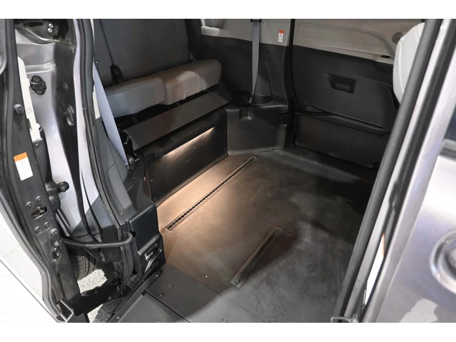 Used 2021 GRAY Toyota XLE Mobility Handicap Van image 18