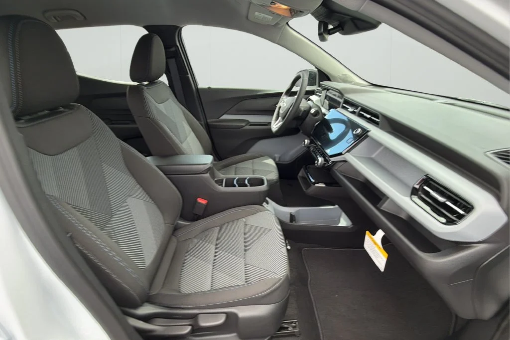 New 2027 Summit White Chevrolet LT image 14