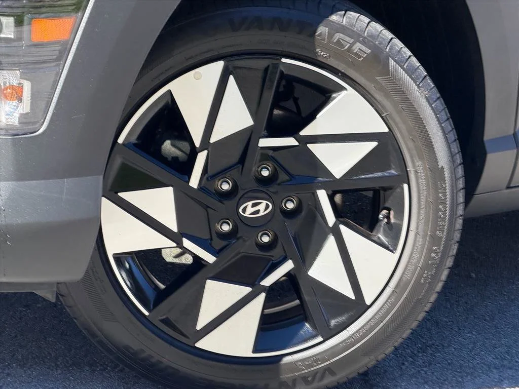 Used 2025 White Hyundai SEL image 28