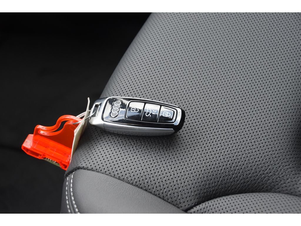 Used 2025 Gry Audi Premium Plus image 39