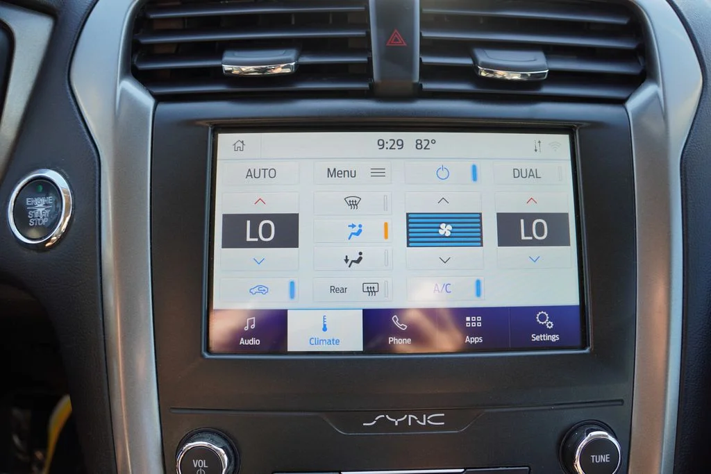 Used 2020 Blue Ford SE image 24