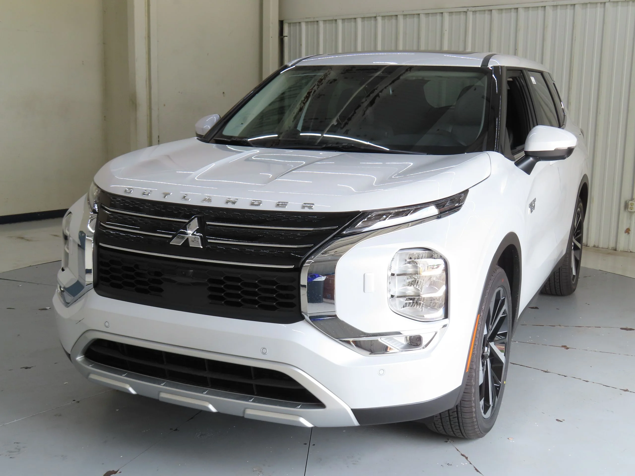 2025 Mitsubishi Outlander Plug-in Hybrid SE - Photo 6
