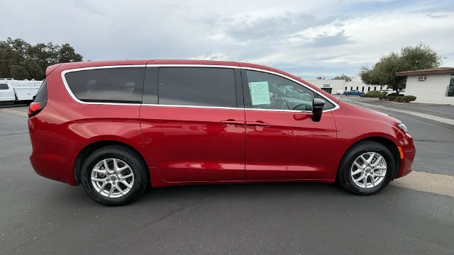 Used 2025 Red Chrysler Select image 3