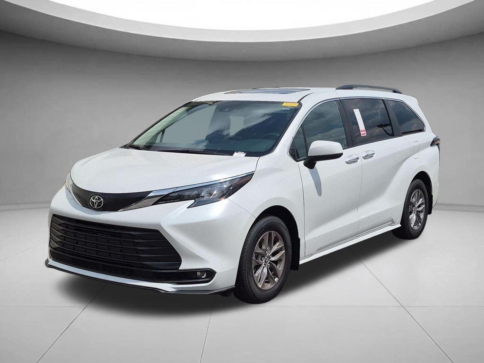 Used 2026 Wind Chill Pearl Toyota XLE image 1