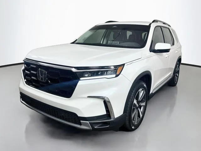 Certified Used 2025 Platinum White Pearl Honda 2WD Touring image 5