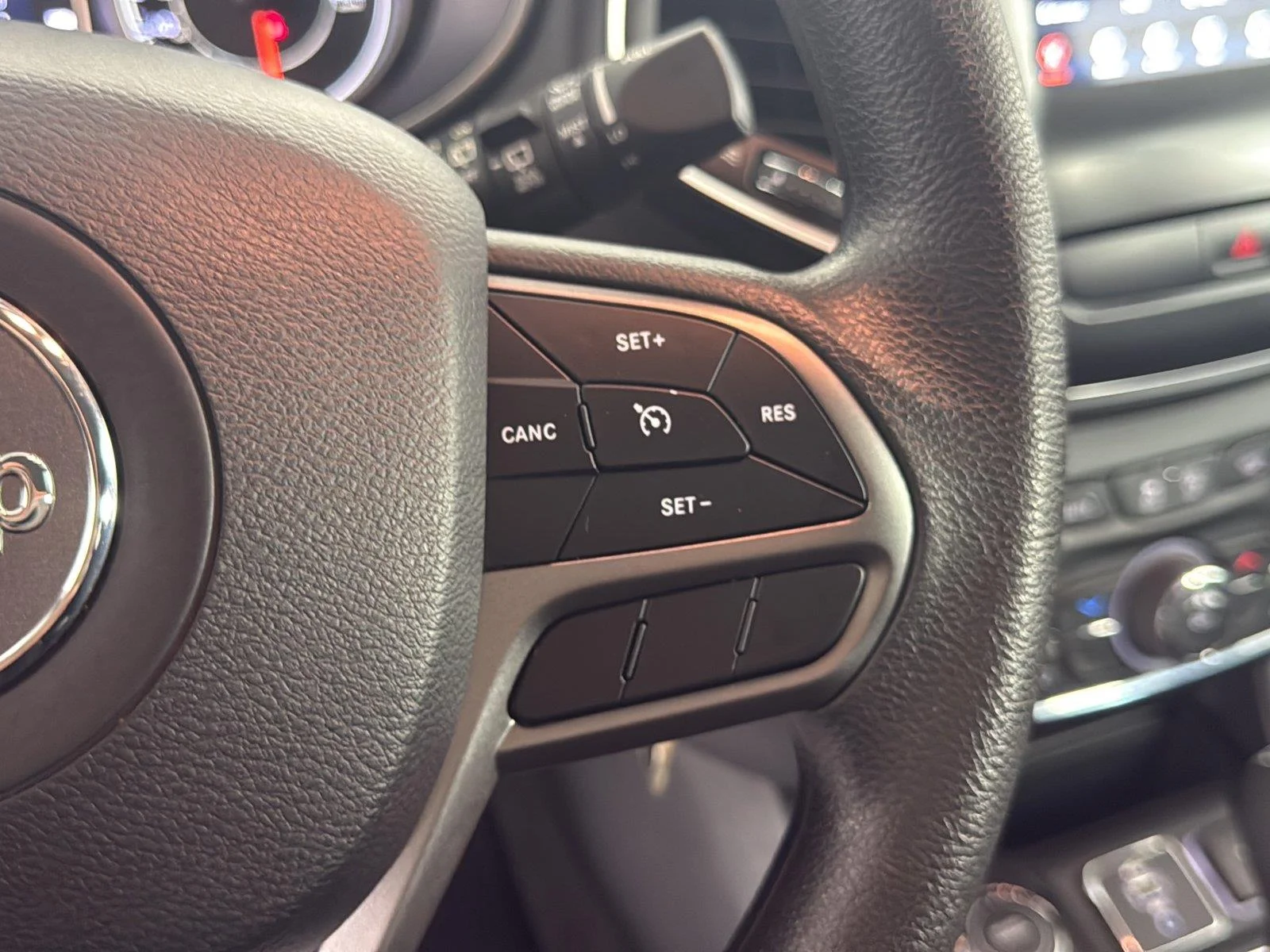 Used 2020 Diamond Black Crystal Pearlcoat Jeep Latitude image 28
