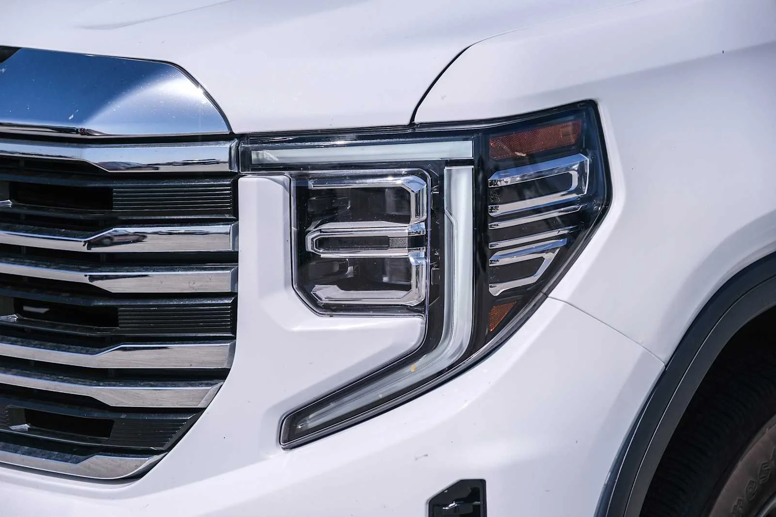 Used 2025 Summit White GMC SLT image 12