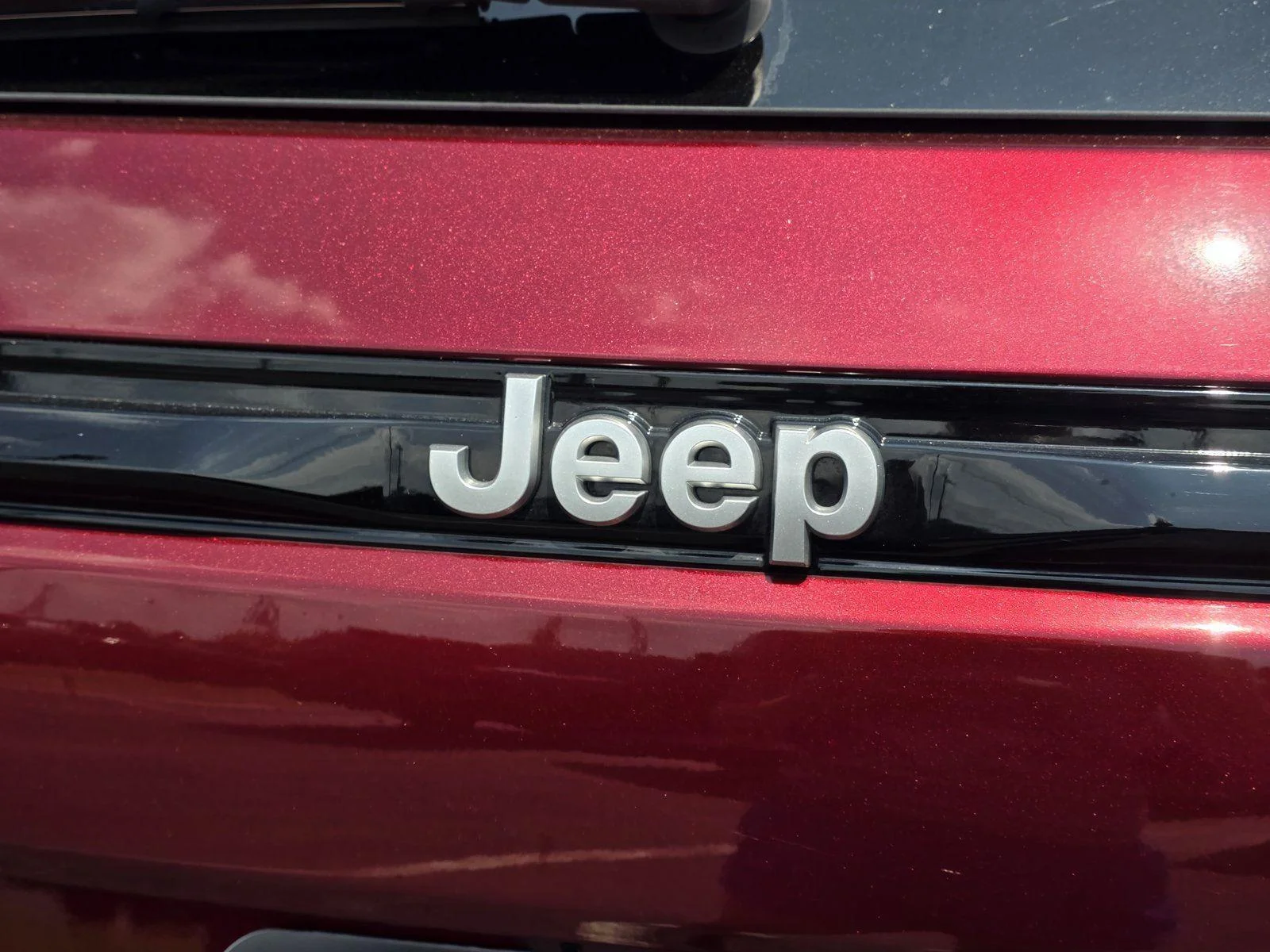 Used 2025 Velvet Red Pearlcoat Jeep Limited image 30