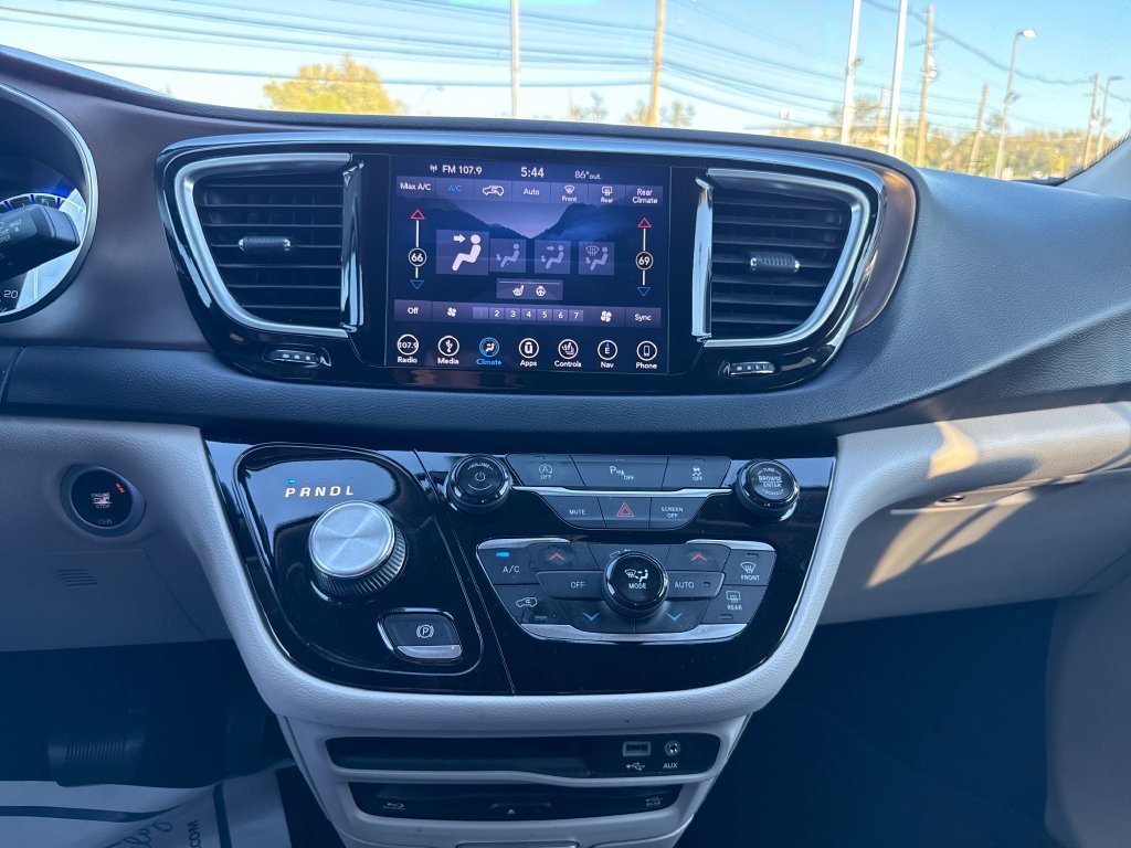 Used 2018 Silver Chrysler Touring L Plus image 21