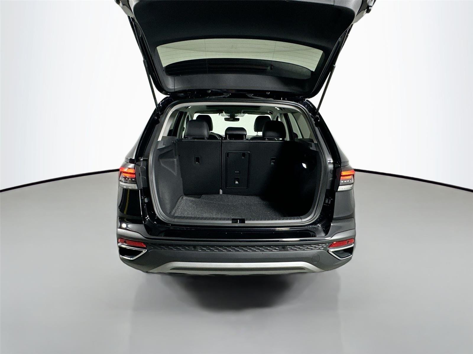 New 2026 Deep Black Pearl Volkswagen SE image 24