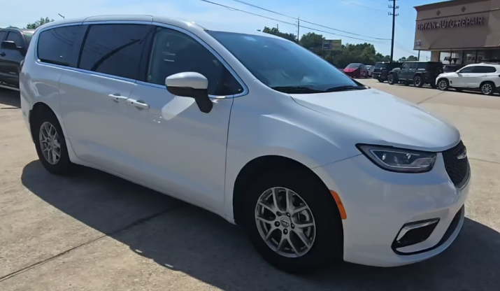 2023 Chrysler Pacifica Touring L's photo