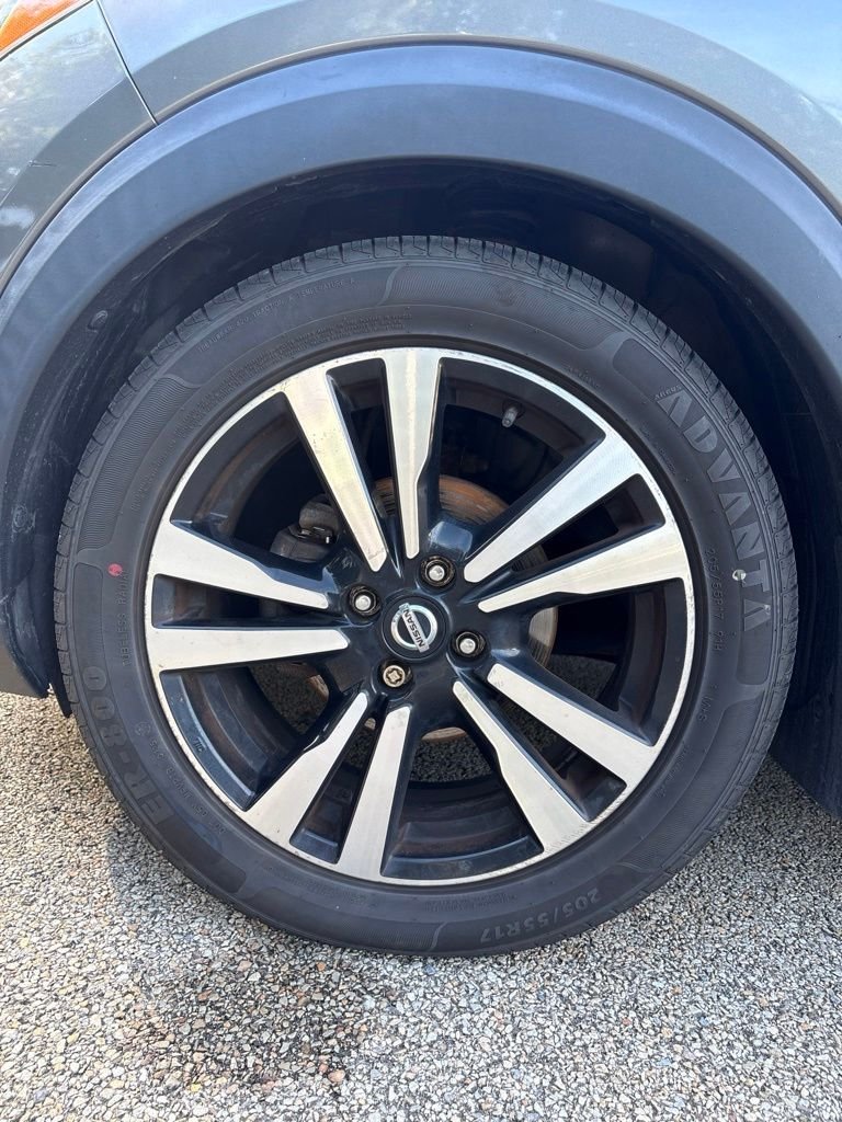 Used 2019 Gray Nissan SR image 5