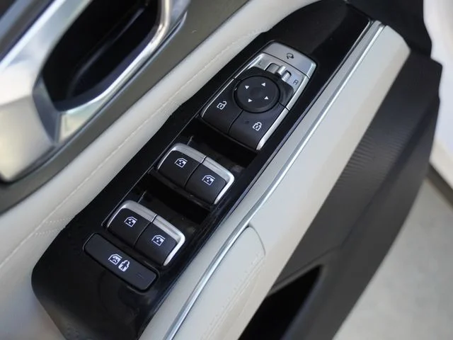 Used 2023 White Kia SX image 21
