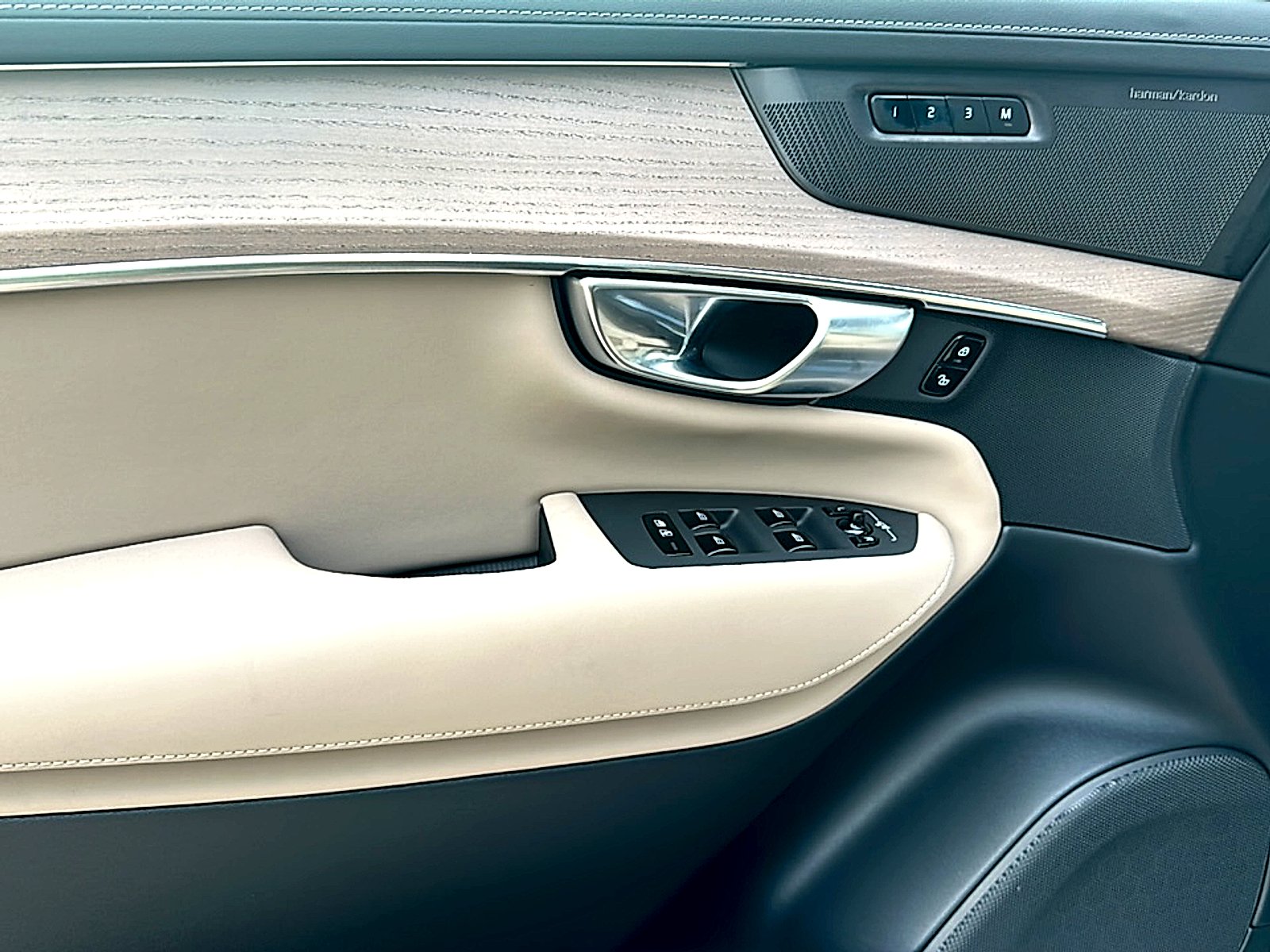 2026 Volvo XC90 Plus - Photo 13