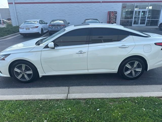 Used 2022 White Nissan 2.5 SL image 4