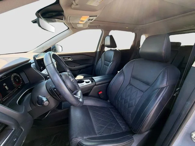 Used 2022 Gray Nissan Platinum image 11