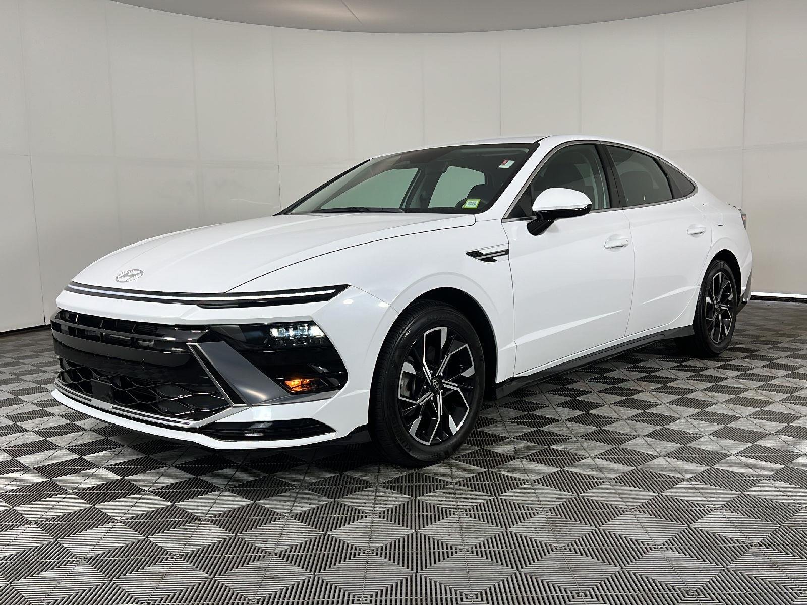 Used 2025  Hyundai  image 9