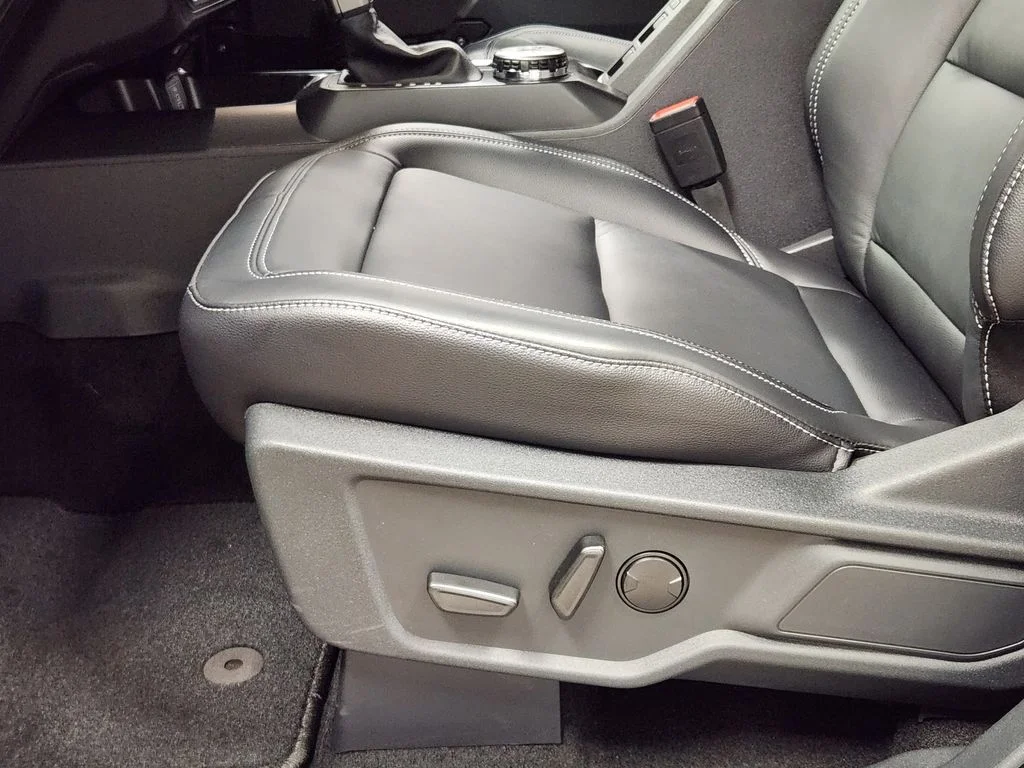 New 2026 Shadow Black Ford Outer Banks® image 24