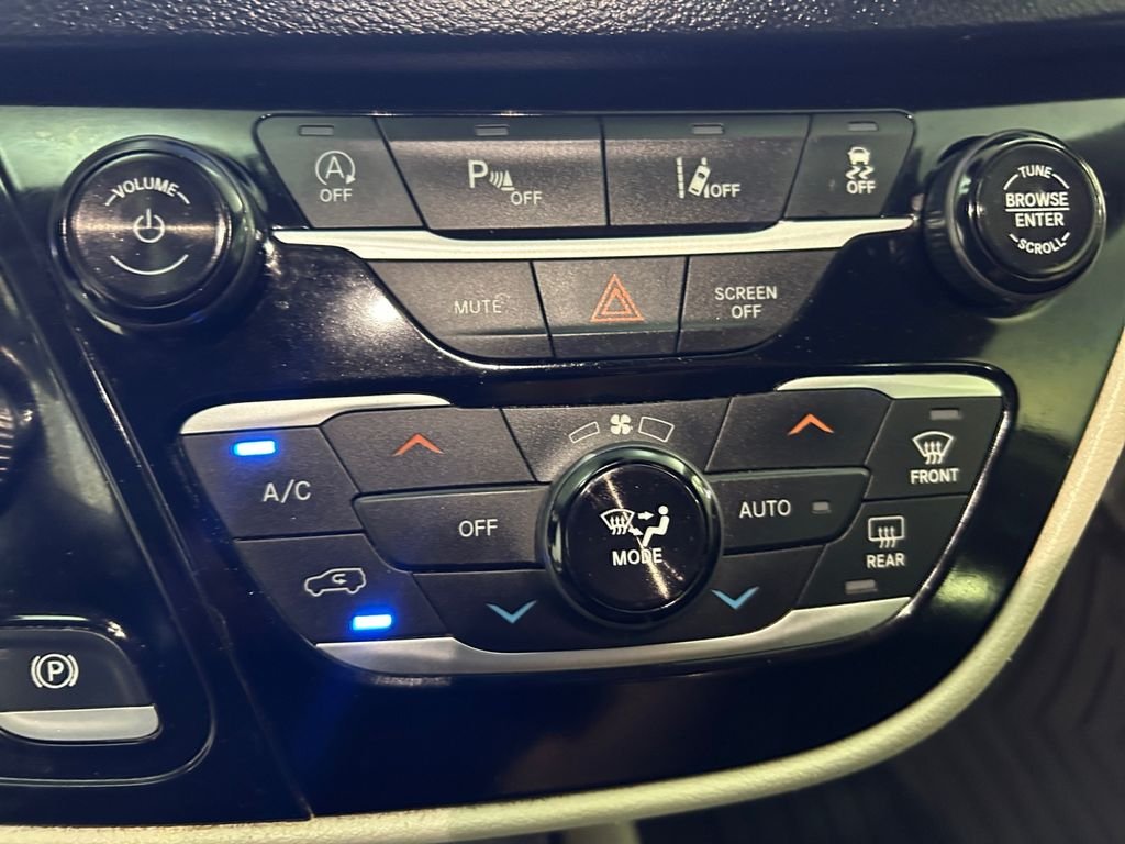 Used 2022 White Chrysler Touring L image 30