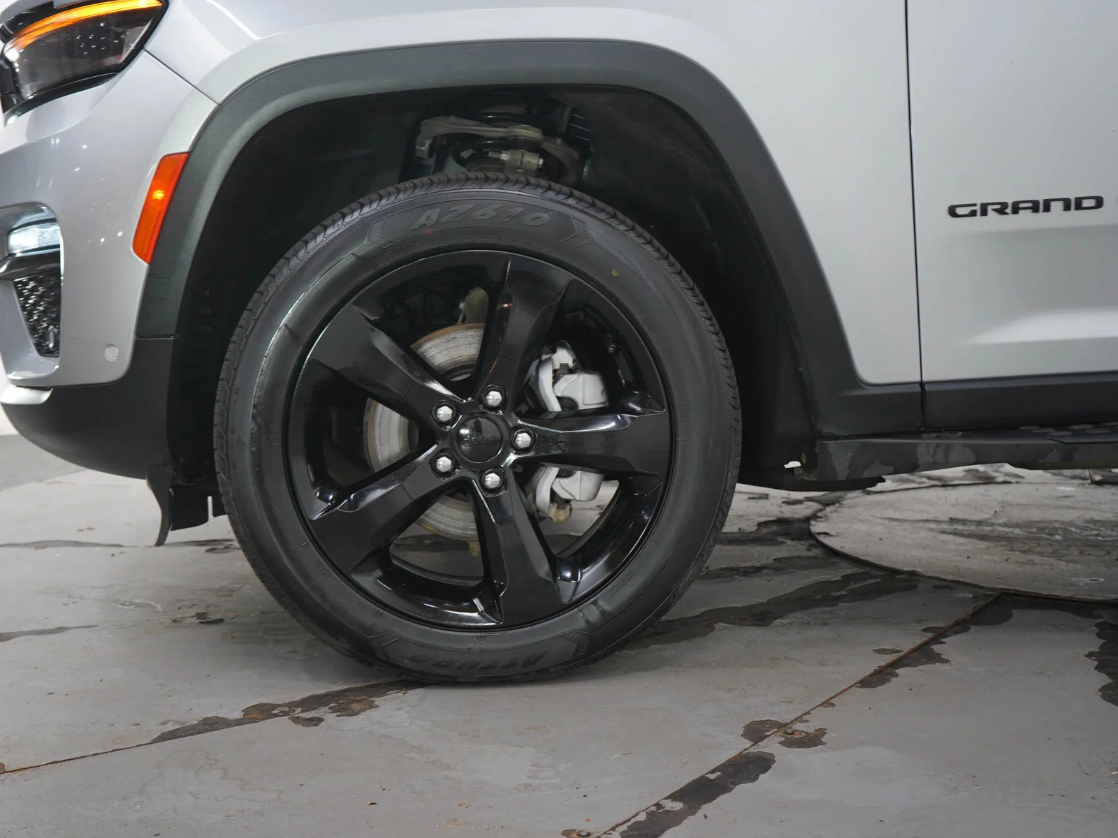 Used 2024 Silver Zynith Jeep Limited image 25