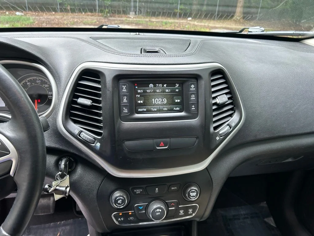Used 2016 Black Jeep Latitude image 18