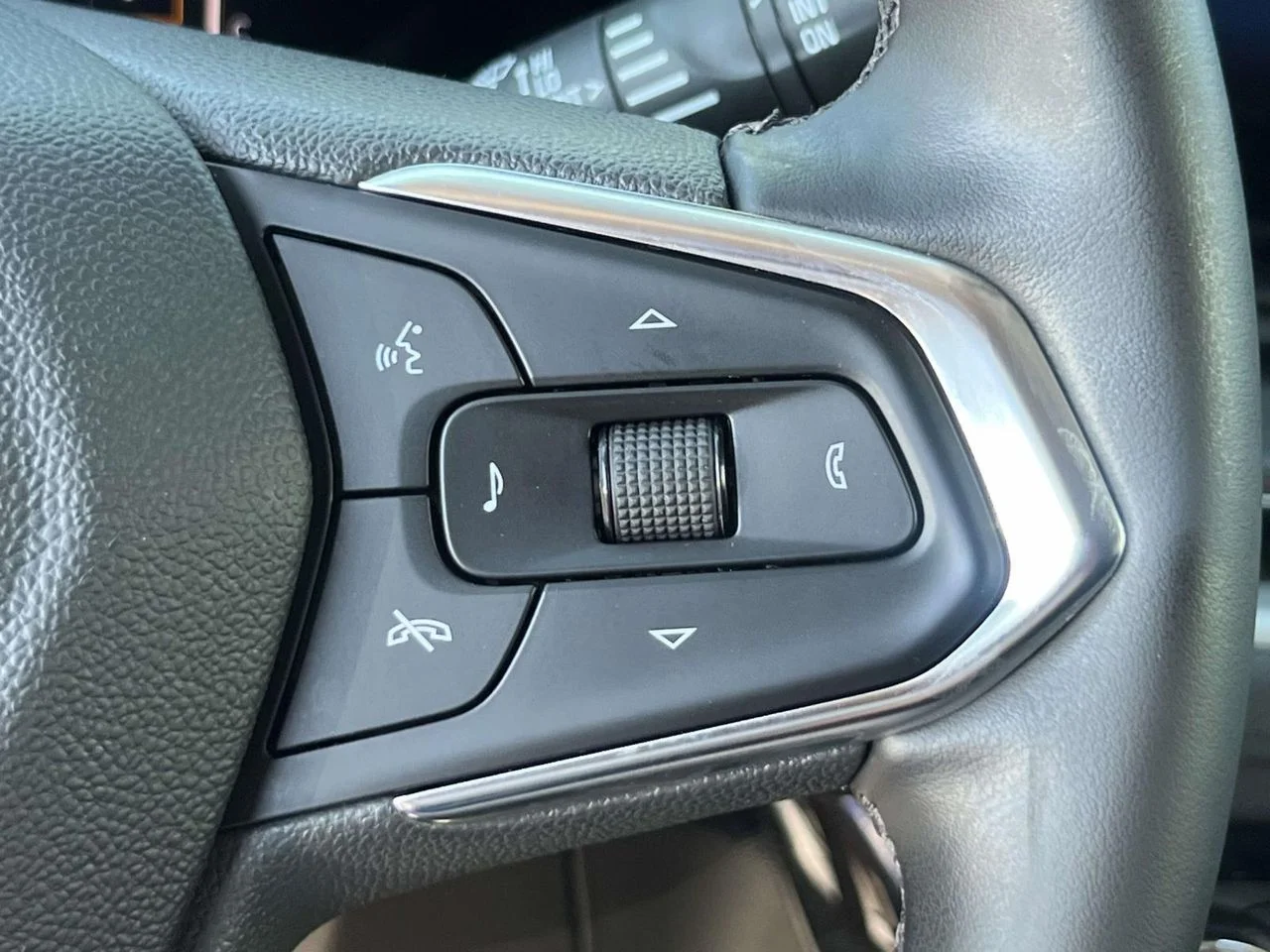 Used 2025 Mosaic Black Metallic Chevrolet FWD LT image 26