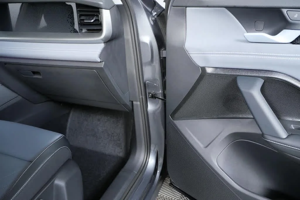 New 2026 Platinum Gray Metallic Volkswagen SE image 20