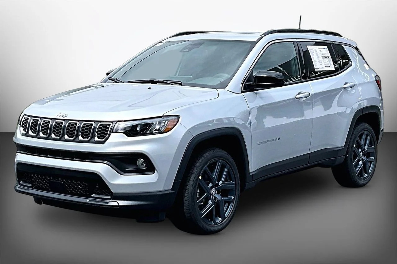 New 2026 Silver Zynith Metallic Clearcoat Jeep Latitude image 4