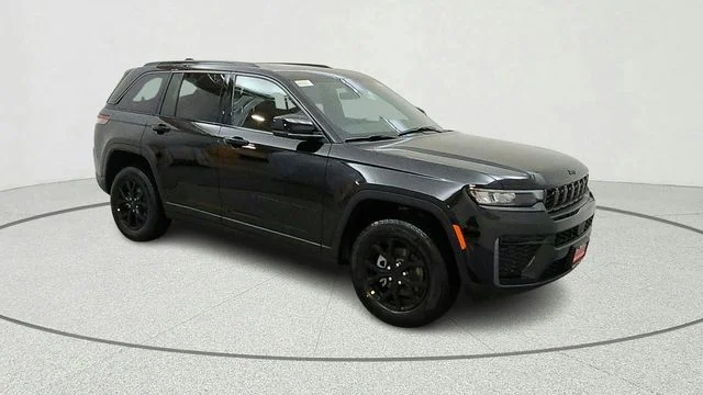 New 2026 Diamond Black Crystal Pearl-Coat Exterior Paint Jeep Laredo Altitude image 12