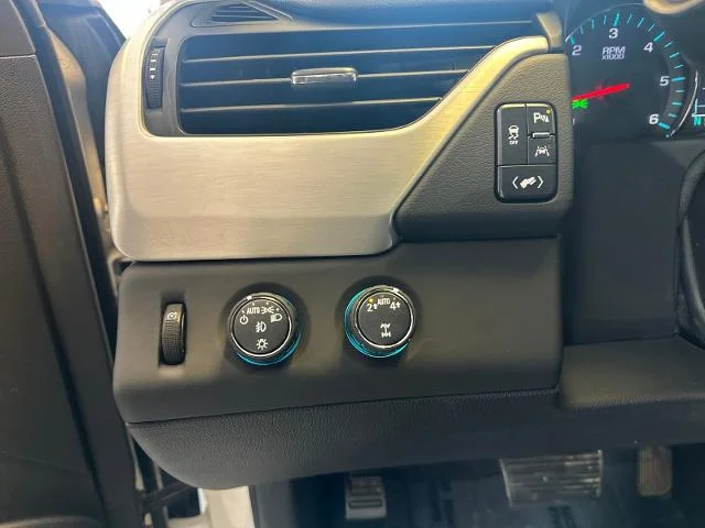 Used 2020 Summit White GMC  image 22