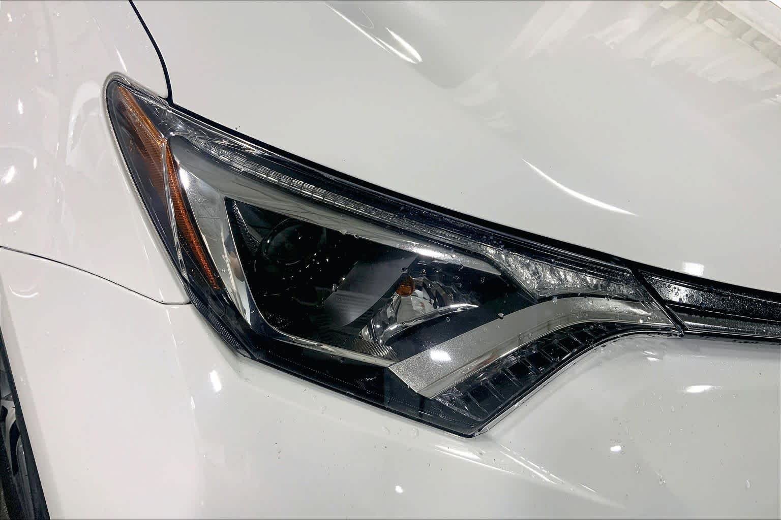 Used 2018 Super White Toyota XLE image 28