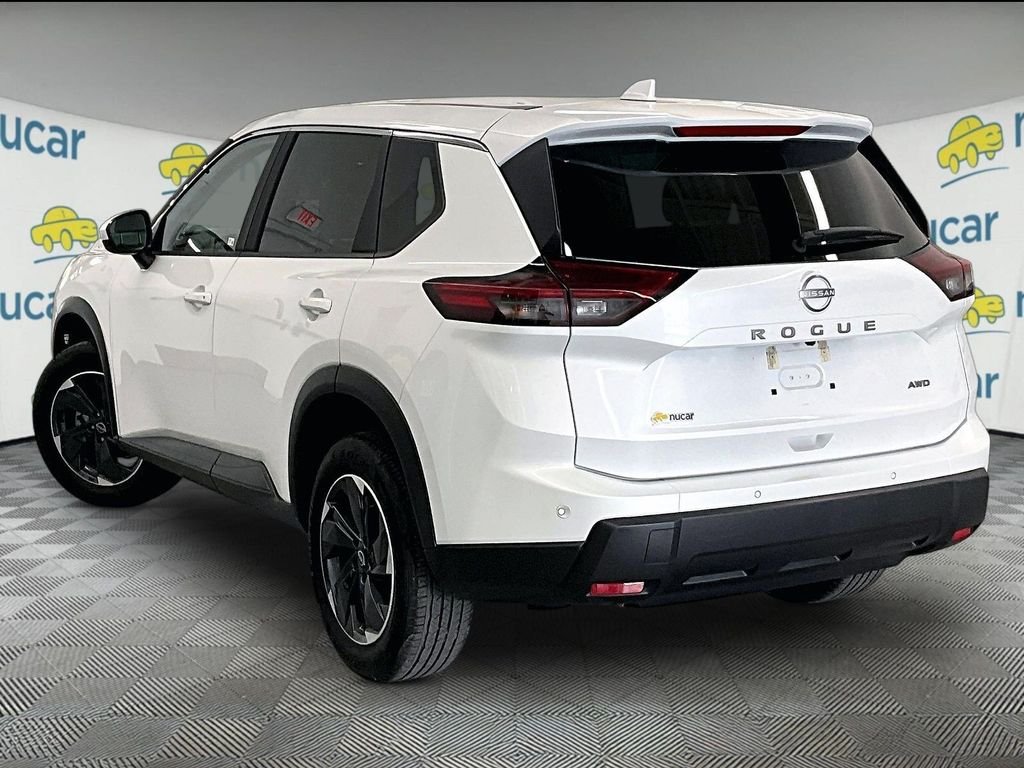 Used 2025 Everest White Pearl Nissan SV image 4