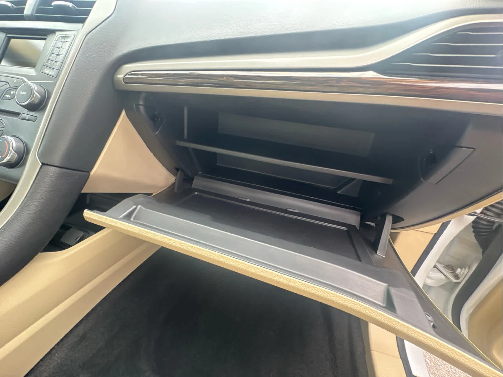 Used 2014 Oxford White Ford SE image 25