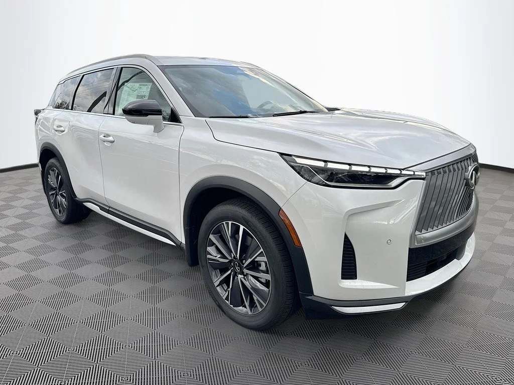 Certified Used 2026 White INFINITI LUXE image 4