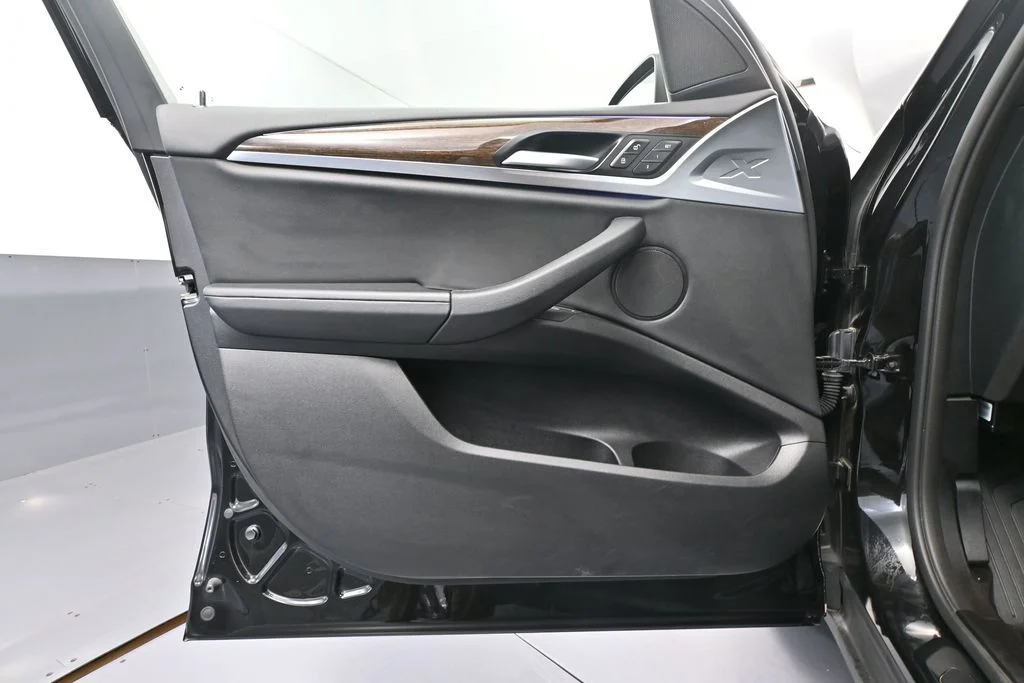 Used 2023 Black BMW xDrive30i image 19