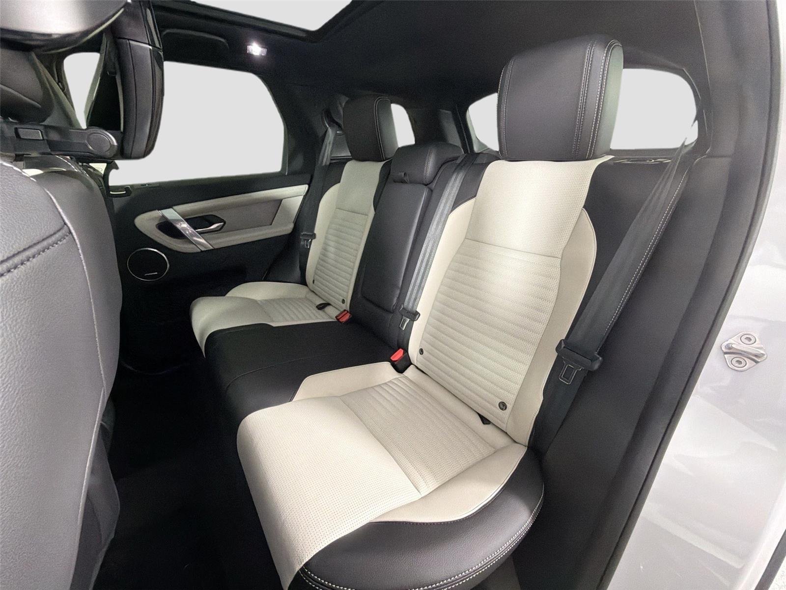 New 2026 Fuji White LAND ROVER  image 24