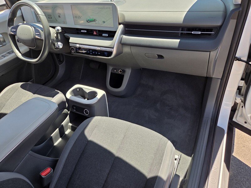 Used 2023 White HYUNDAI SE RWD image 16