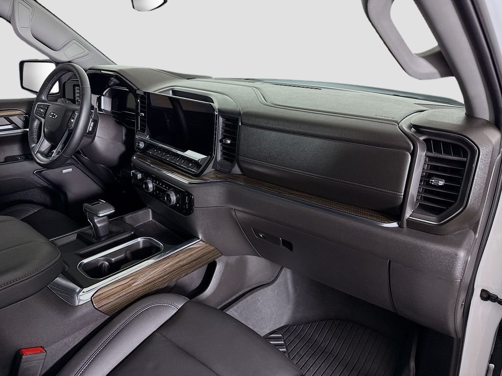 Used 2024 Summit White Chevrolet RST image 28