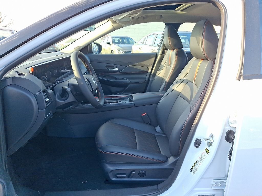 New 2026 Aspen White TriCoat / Super Black Two-tone Nissan SR image 6