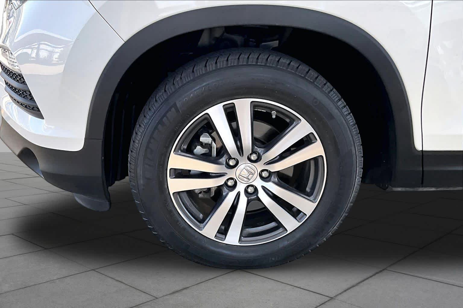 Used 2016 White Diamond Pearl Honda EX-L image 11