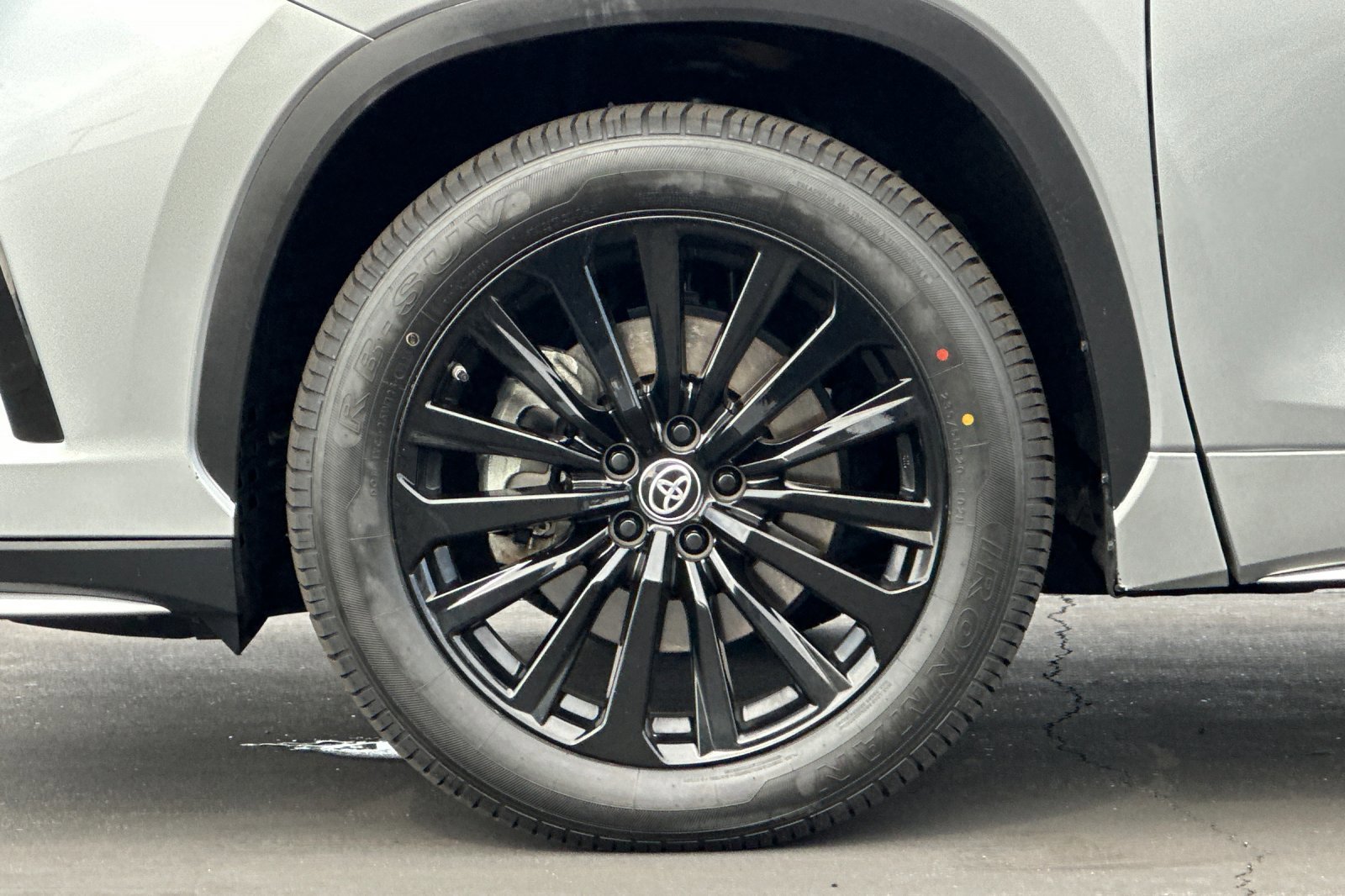 2025 Toyota Highlander LE - Photo 27