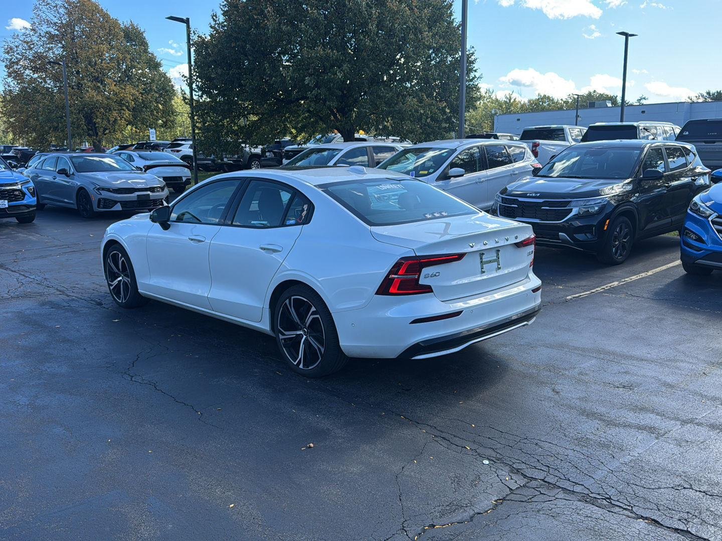 Used 2024 Crystal White Metallic Volvo Plus Dark Theme image 7
