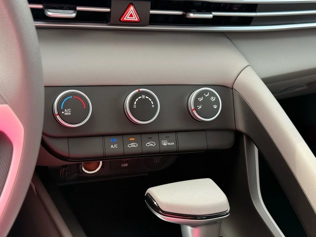 Used 2025 White Hyundai SE image 18