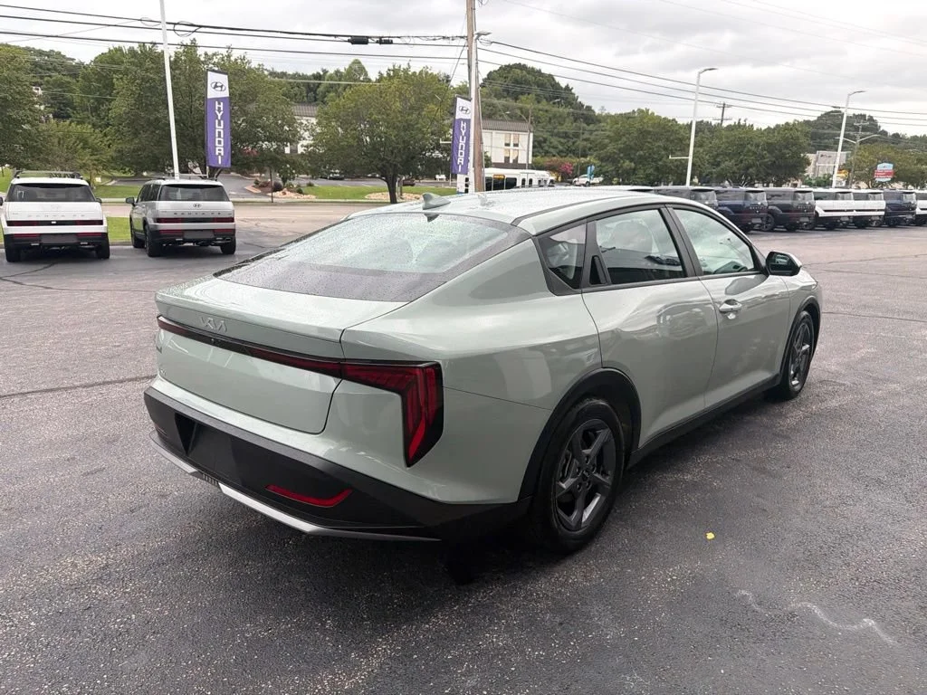 Used 2025 Green Kia LXS image 5