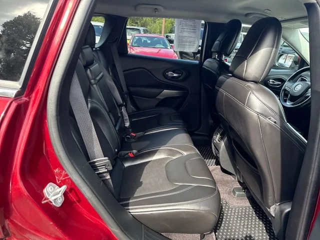 Used 2019 Velvet Red Pearlcoat Jeep Latitude Plus image 10