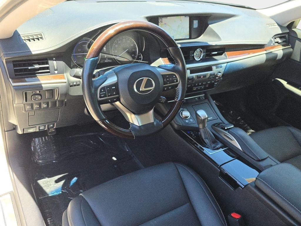 Used 2016 White Lexus 300h image 18
