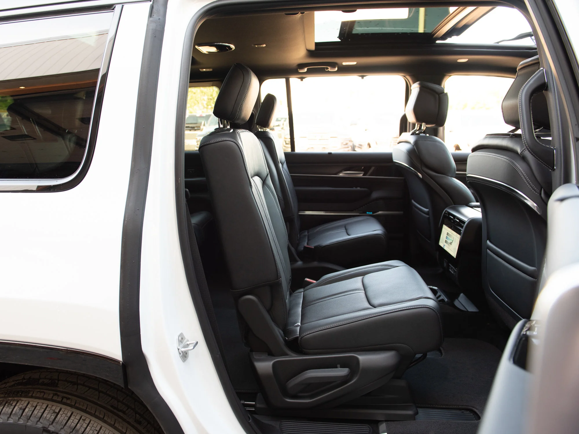 New 2026 White Jeep Summit Obsidian* image 30