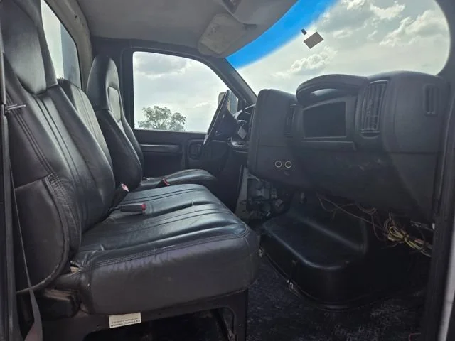 Used 2005 Summit White GMC  image 10