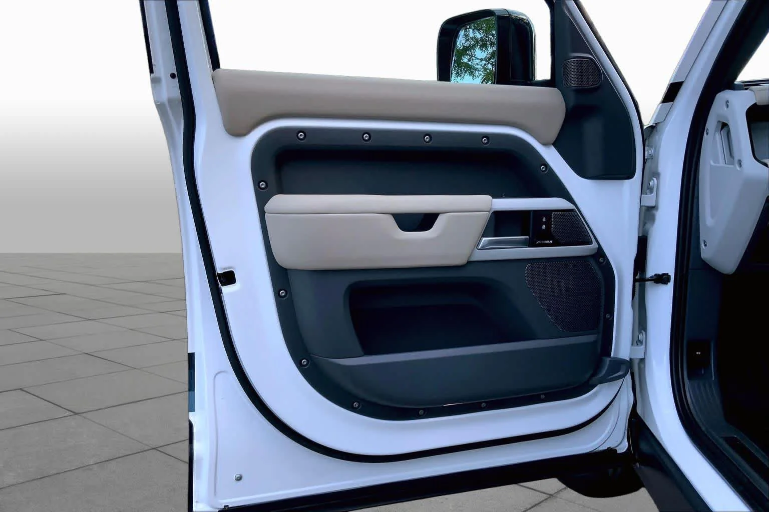 Used 2024 Fuji White Land Rover S image 20